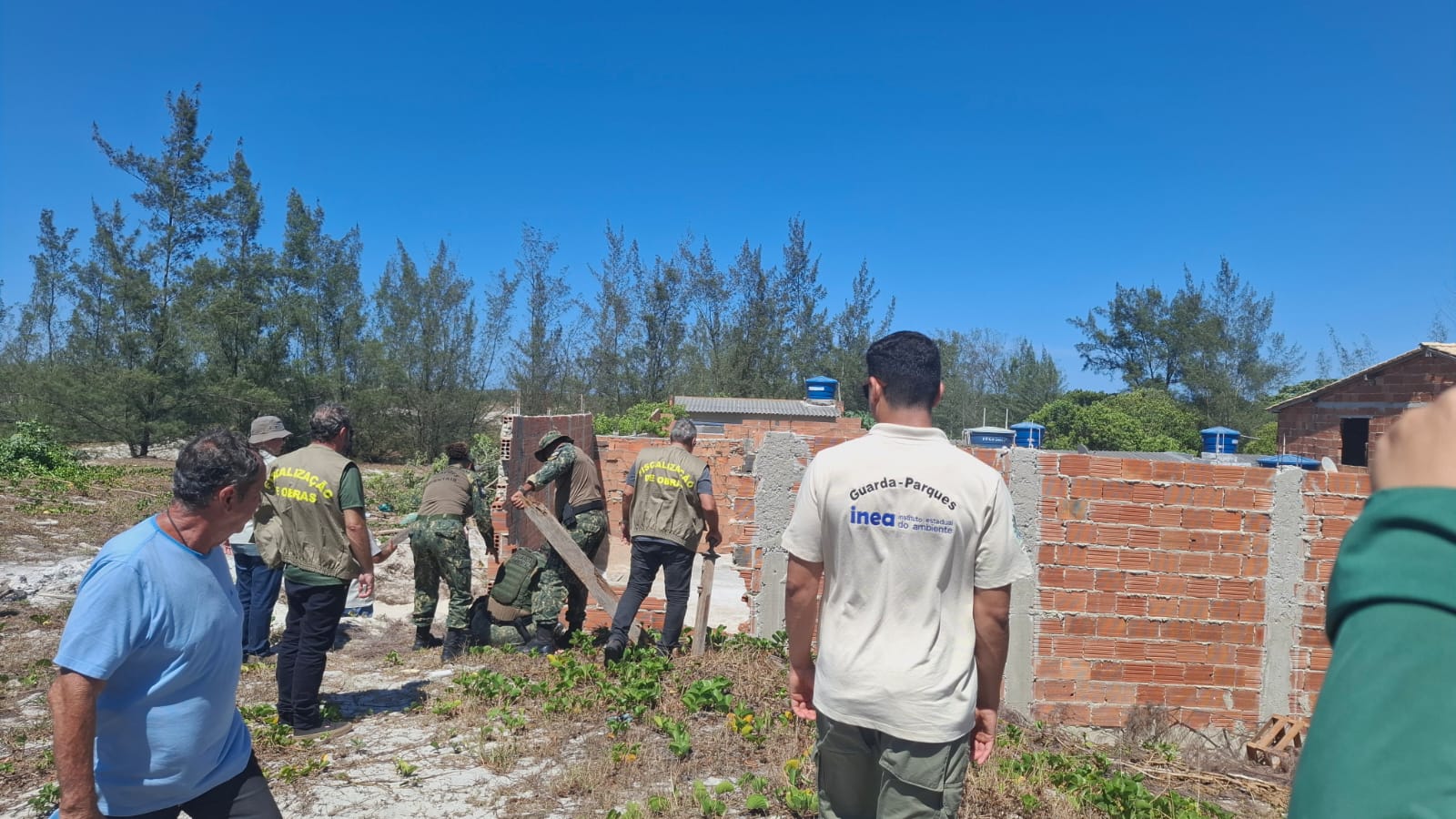 Construções irregulares são demolidas em área protegida de Cabo Frio