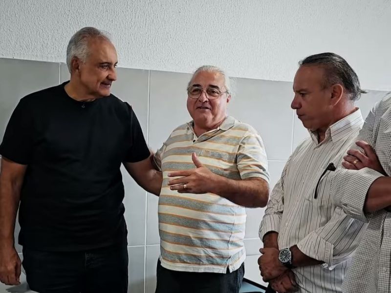 Supermercado Super Bom recebe Carlos Augusto antes da inauguração em Rio das Ostras