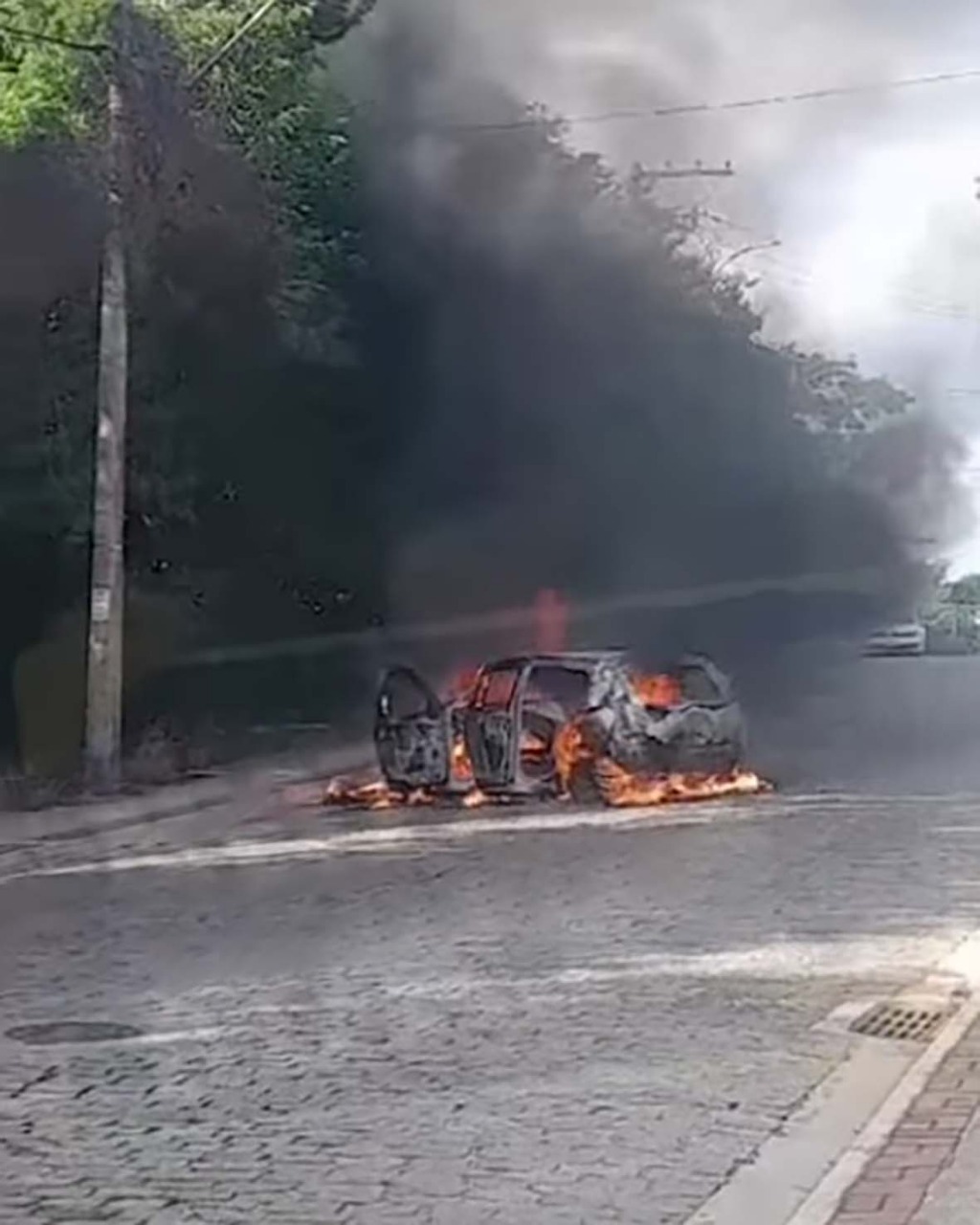 Veículo é tomado pelas chamas e explode na Granja dos Cavaleiros em Macaé