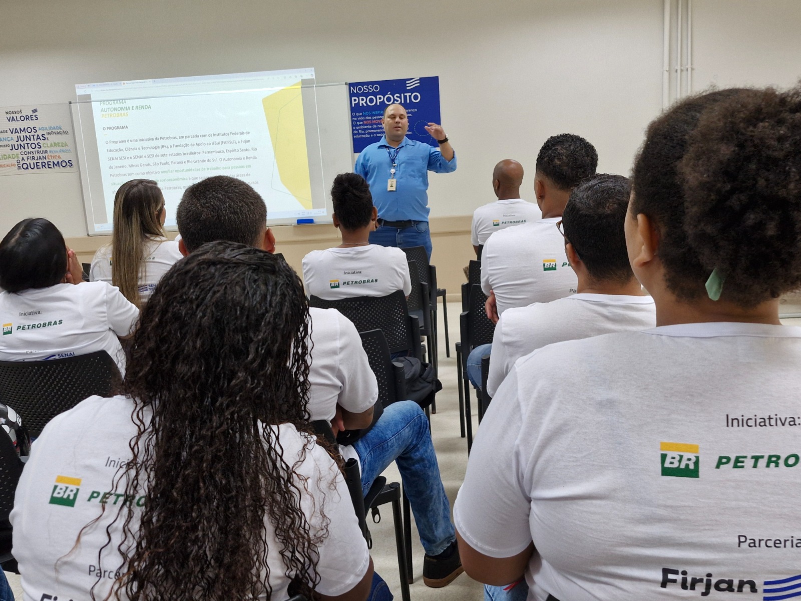 Programa Autonomia e Renda deu início as aulas de cursos profissionalizantes em Macaé e Campos