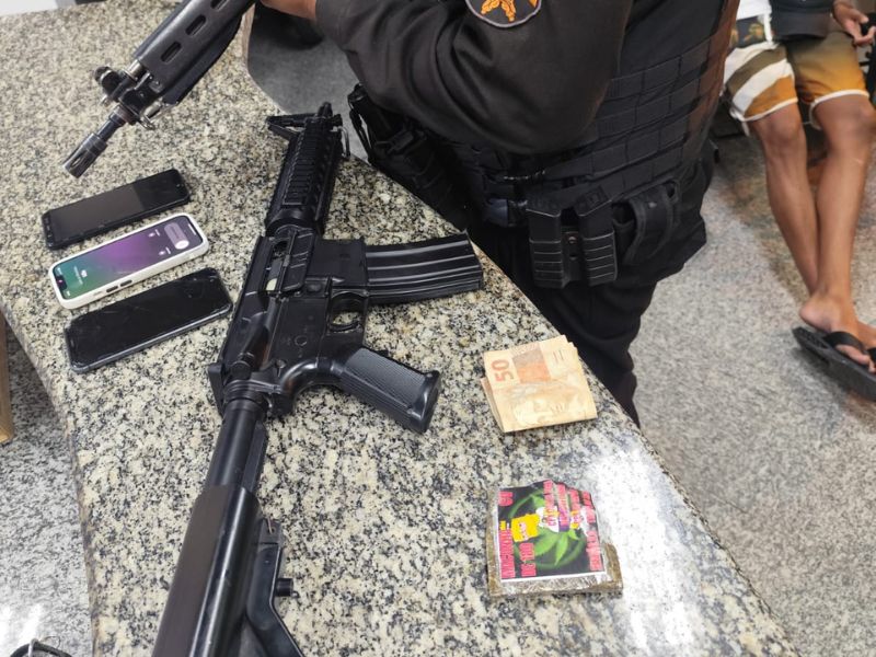 Policiais do 32º BPM prendem 3 com réplica de fuzil e maconha em Barra de São João