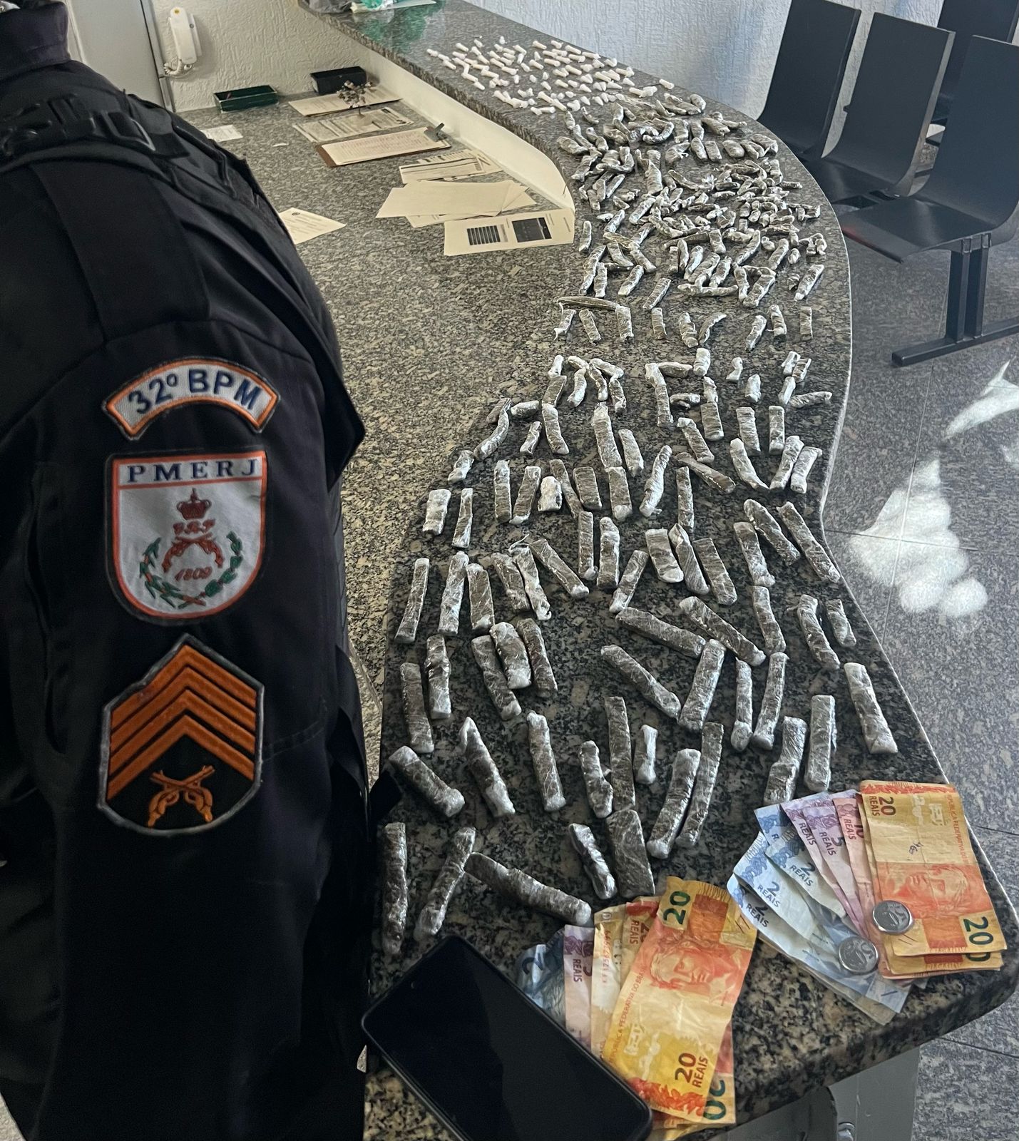 Homens foram presos comercializando drogas em Macaé após denúncia