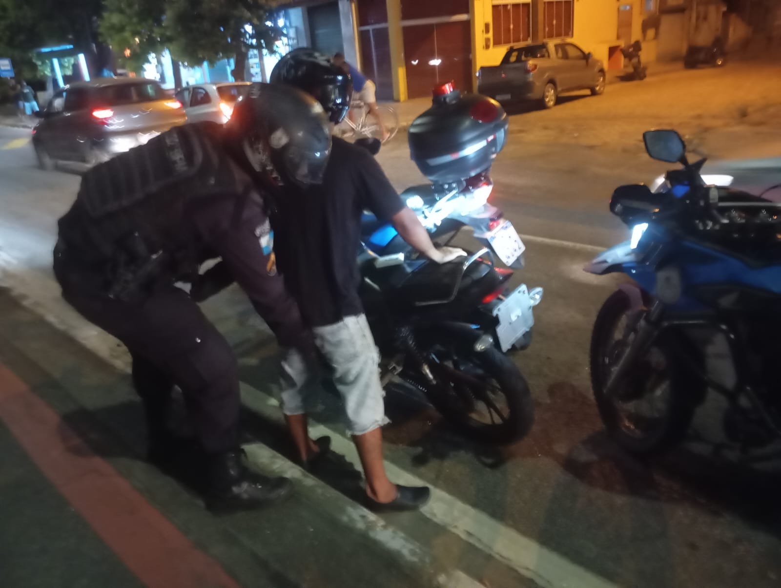 Moto foi apreendida e condutor preso por transitar sem placa no bairro Aeroporto em Macaé
