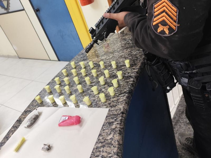 Policiais encontram drogas próximas a depósito de bebidas em Casimiro de Abreu após fuga de suspeitos