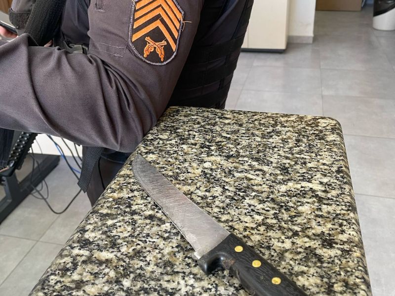Policiais impedem possível assassinato ao deterem homem armado com faca em Casimiro de Abreu