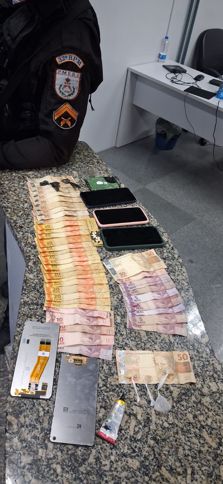 Patrulhamento resulta na prisão de dois homens em Macaé por tráfico de drogas