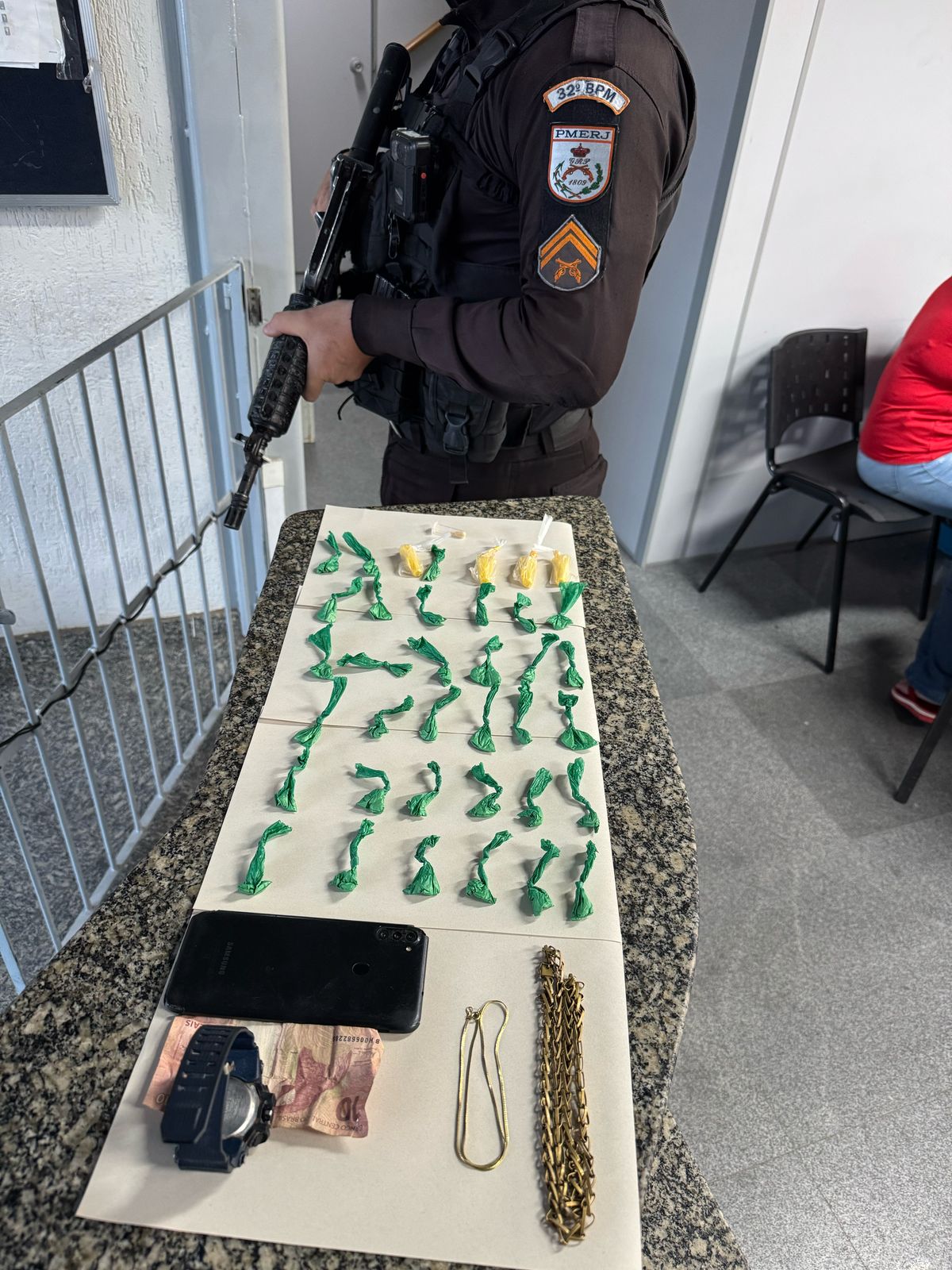 Polícia Militar prendeu homem por tráfico e que estava foragido em Macaé