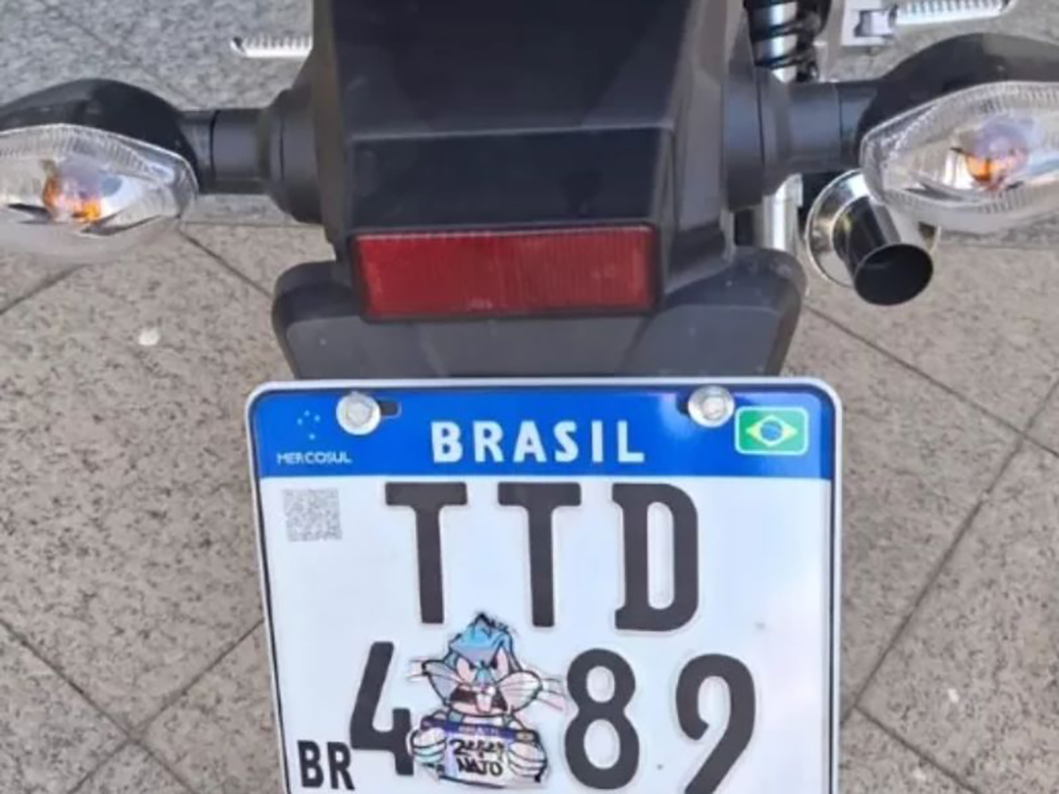Motoqueiro sem CNH tenta fugir, mas acaba preso pela Polícia Civil na RJ-106