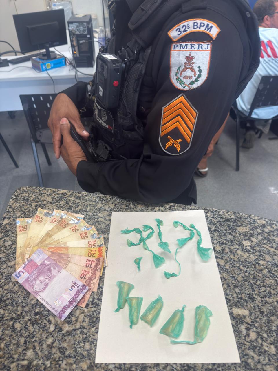 PM de Macaé prendeu dois homens na Favela da Linha por tráfico de drogas