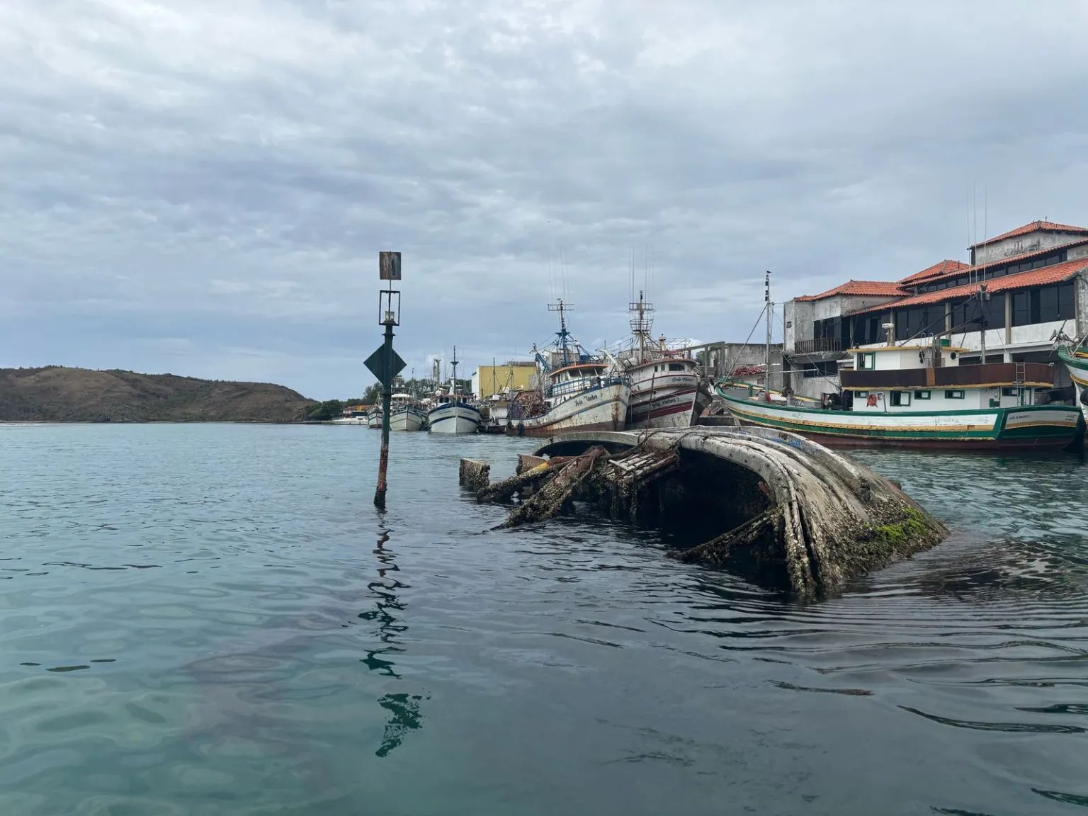 Cabo Frio inicia remoção de embarcação submersa no Canal do Itajuru após cinco anos