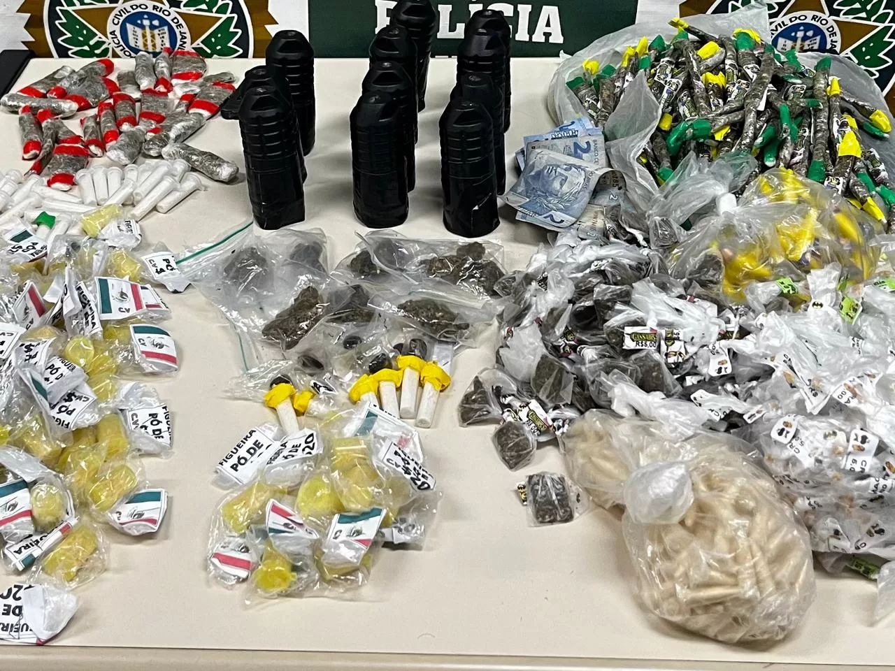 Três pessoas são presas e drogas são apreendidas durante operação em Arraial do Cabo