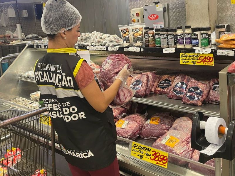 Procon de Maricá acha quase 600 kg de carnes vencidas em supermercado em Inoã