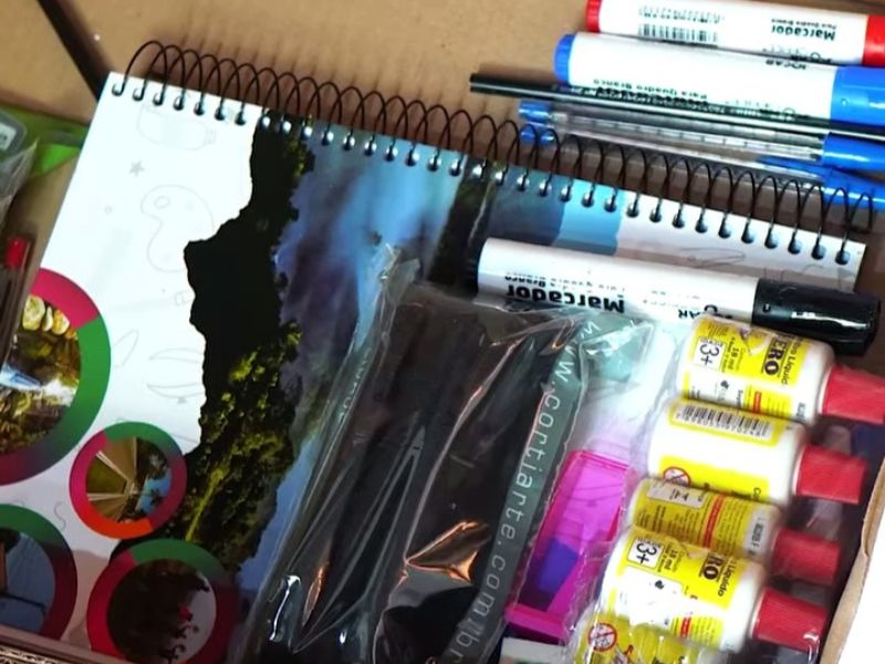 Depois de entrega nas escolas, kits escolares devem chegar aos alunos de Silva Jardim em breve