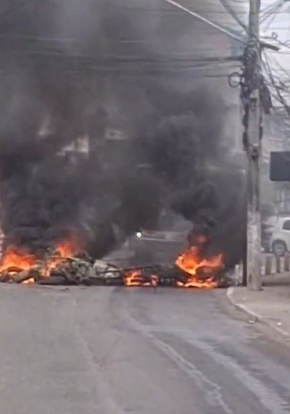 Protesto por infraestrutura fecha acesso ao Centro e à RJ-102 em Cabo Frio