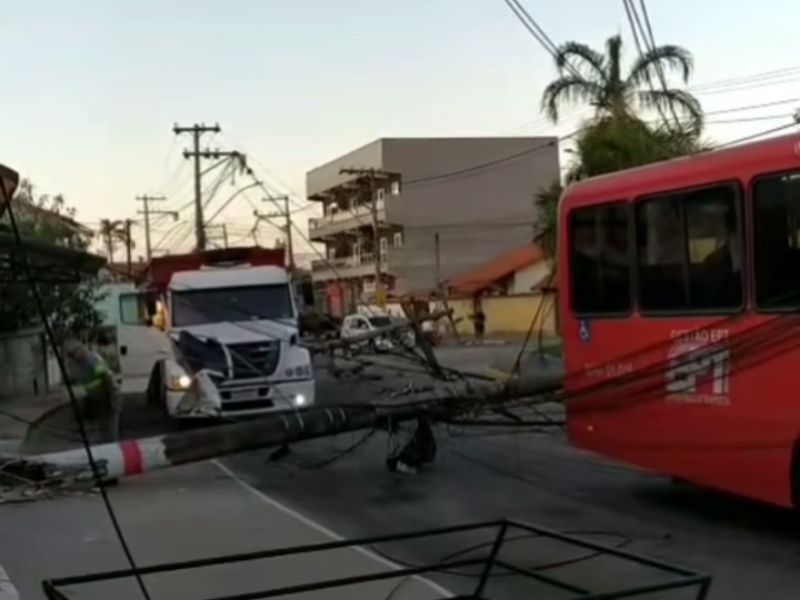 Caminhão derruba postes em Maricá nessa quinta, 27, deixando moradores sem energia