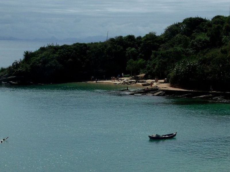 Moradores de Búzios ironizam atuação de fiscais de Posturas depois de vídeo de pichação na Azedinha