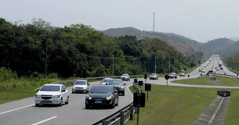 Congestionamento na Via Lagos chega a 50 km no feriado de carnaval