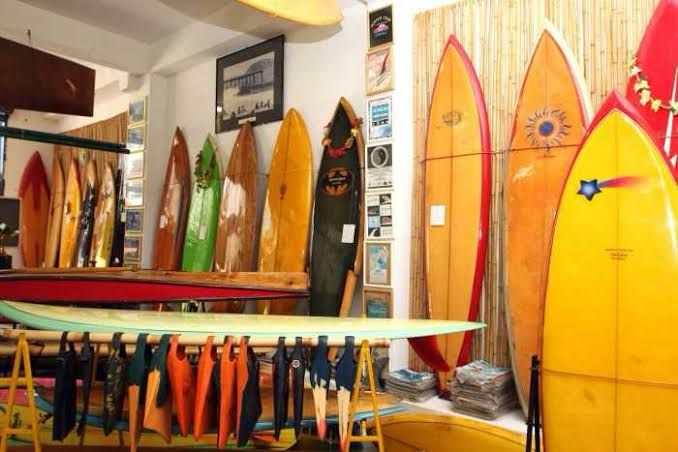 Aula gratuita de surfe celebra o Dia Internacional da Mulher em Cabo Frio