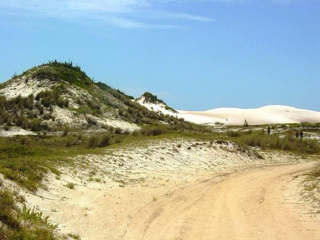 Conscientização ambiental e pôr do sol em Trilha na Duna Dama Branca, em Cabo Frio; inscrições estão abertas