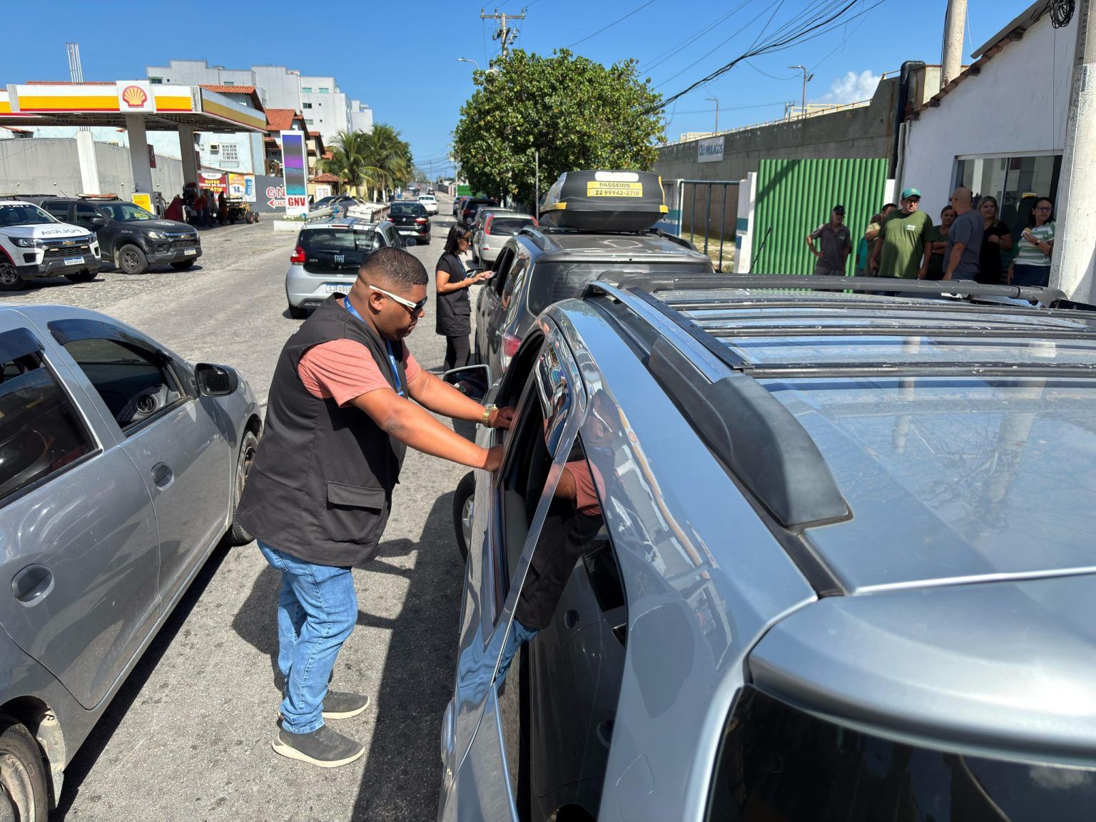 Fiscalização em Arraial do Cabo recolhe veículos irregulares e autua infratores