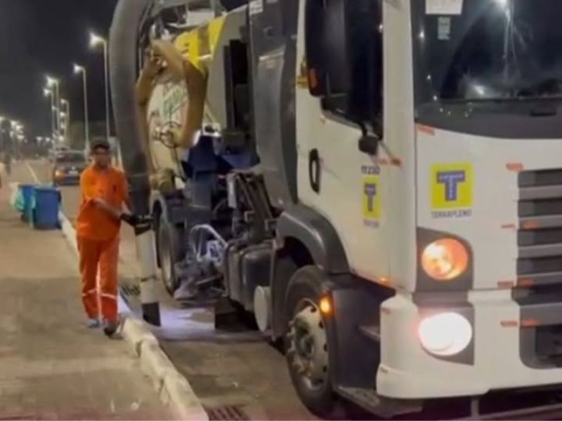 Prefeitura realiza limpeza e lavagem das principais vias do Carnaval de Rio das Ostras