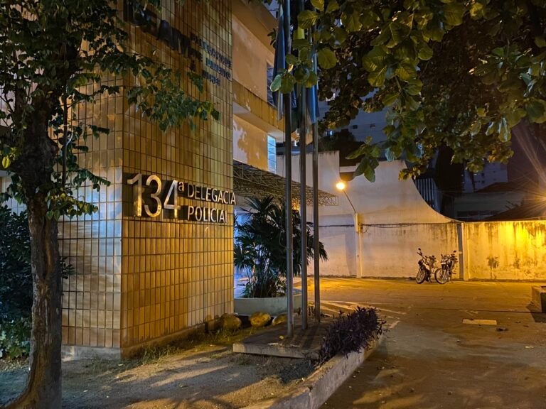 Homem tenta separar briga de casal e acaba atingido por canivete em Campos