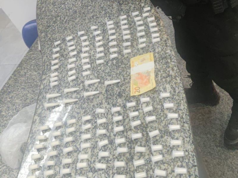 Policiais do 32º BPM acham grande quantidade de drogas durante ronda em Casimiro de Abreu