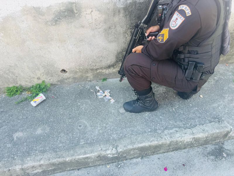 Homem vendendo drogas é preso pela PM em Rio das Ostras nesse domingo, 23