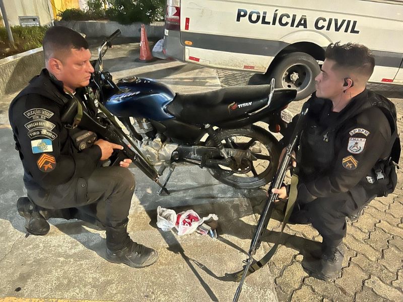 Polícia prende motoqueiro das drogas na Rua Santa Catarina, em Rio das Ostras