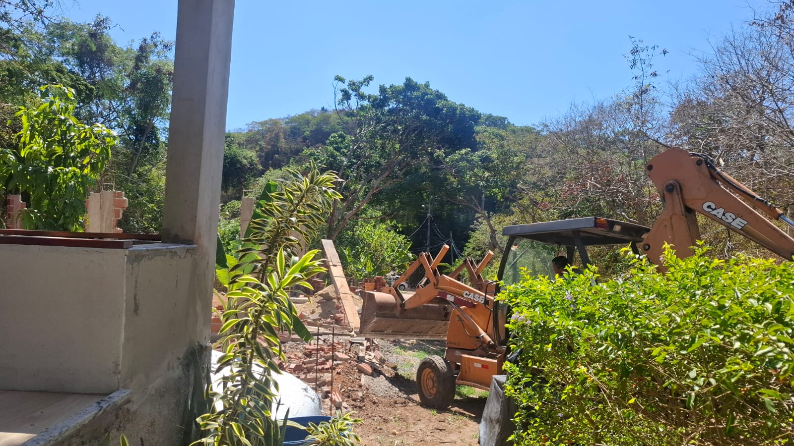 Operação retira construções irregulares em área de preservação ambiental em Cabo Frio