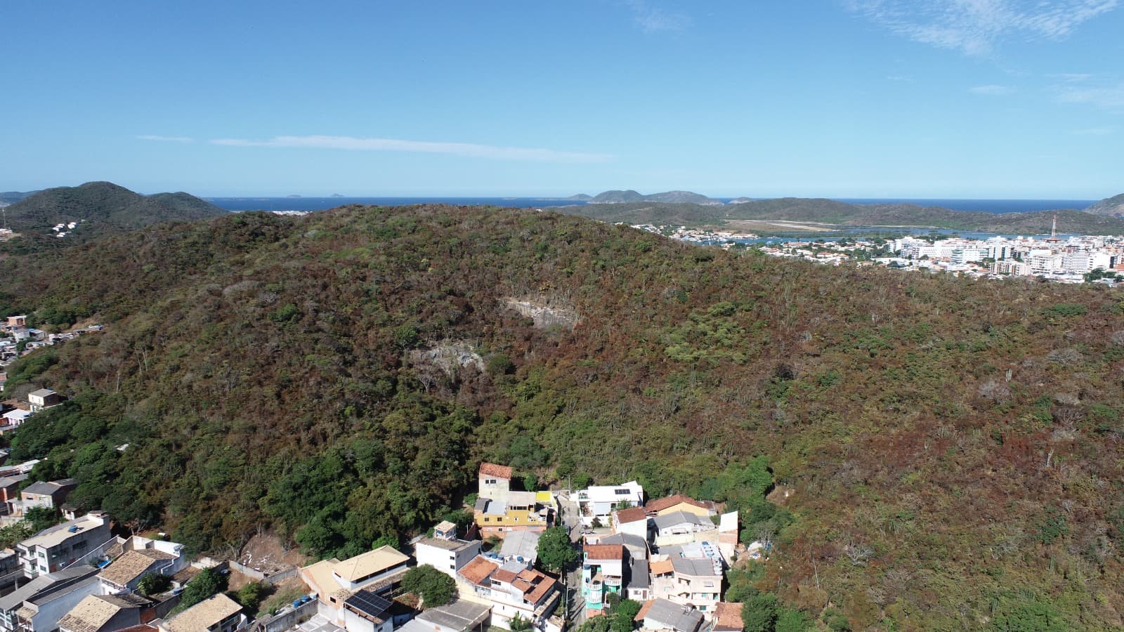 Tecnologia auxilia monitoramento de área com possível desmatamento no Morro do Telégrafo, em Cabo Frio