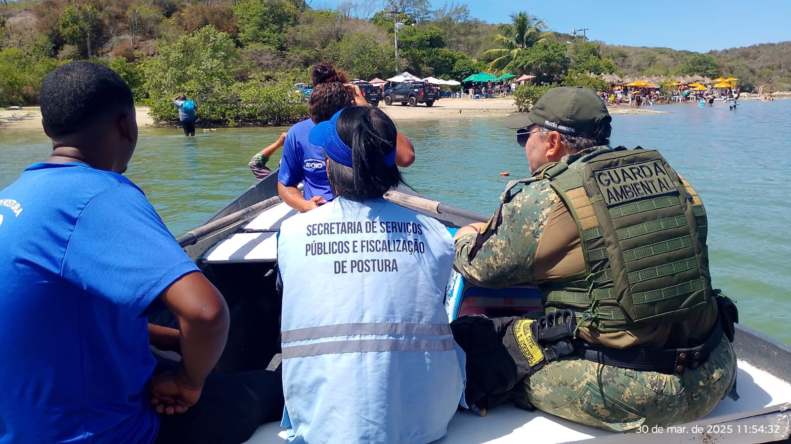 Ação em Cabo Frio combate o uso ilegal de som e promove a organização nas praias
