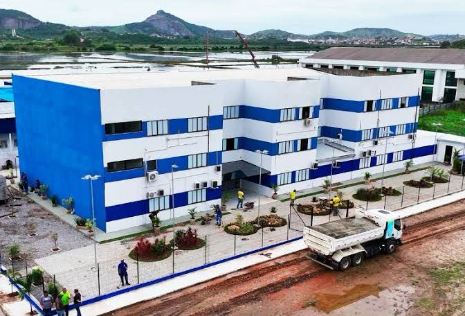Construção do hospital municipal segue em ritmo acelerado no Morro do Milagre