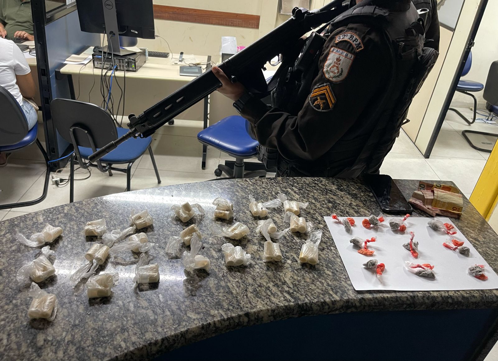 Adolescente é detido em Rio das Ostras por venda e distribuição de drogas no Nova Aliança