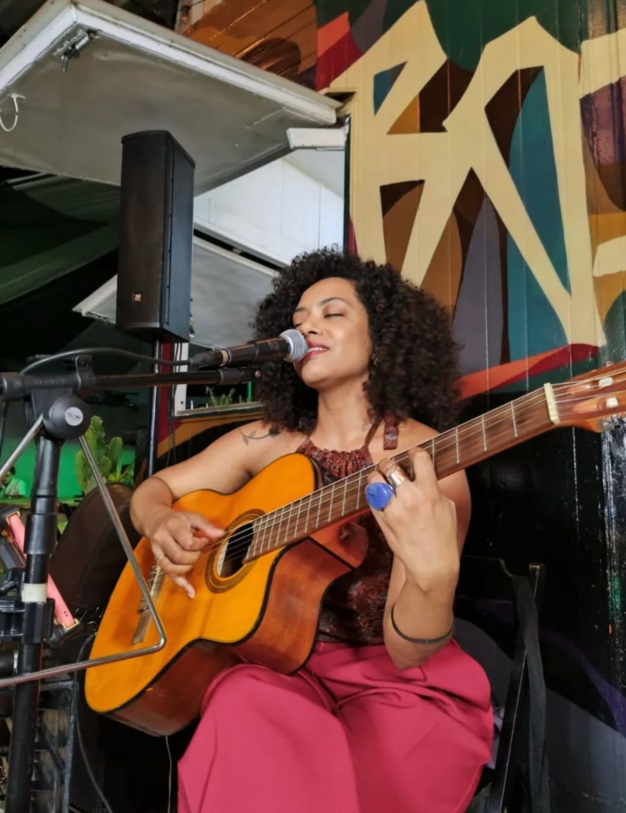 Cantora Thati Dias se apresenta na Câmara de Rio das Ostras em evento sobre empreendedorismo feminino