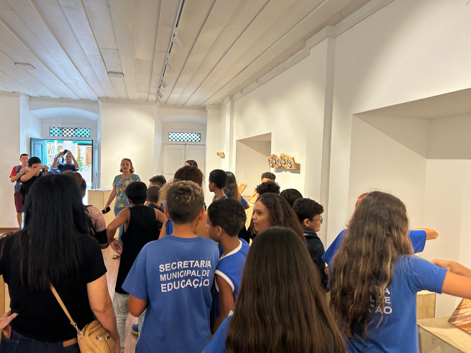 Jovens de Cabco Frio exploram patrimônio cultural em visita guiada durante evento literário