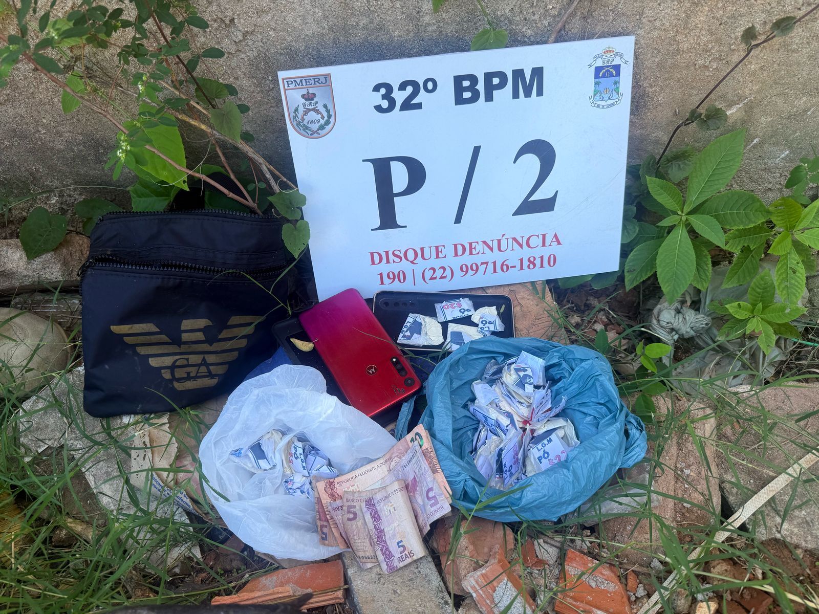 Menor é apreendido e conduzido para a delegacia após ser apreendido com drogas em Macaé