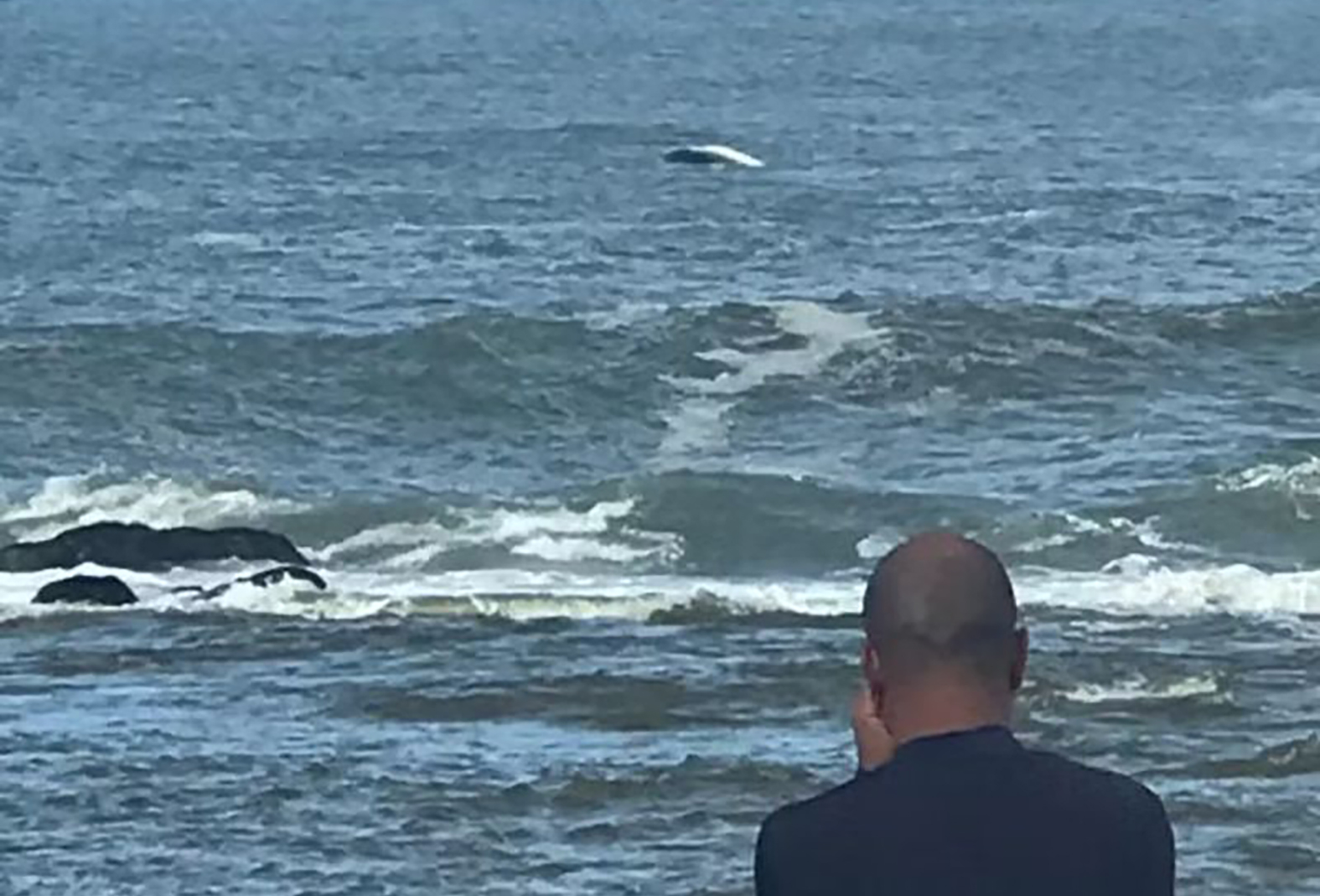 Pescadores são resgatados após barco afundar em canal de Saquarema