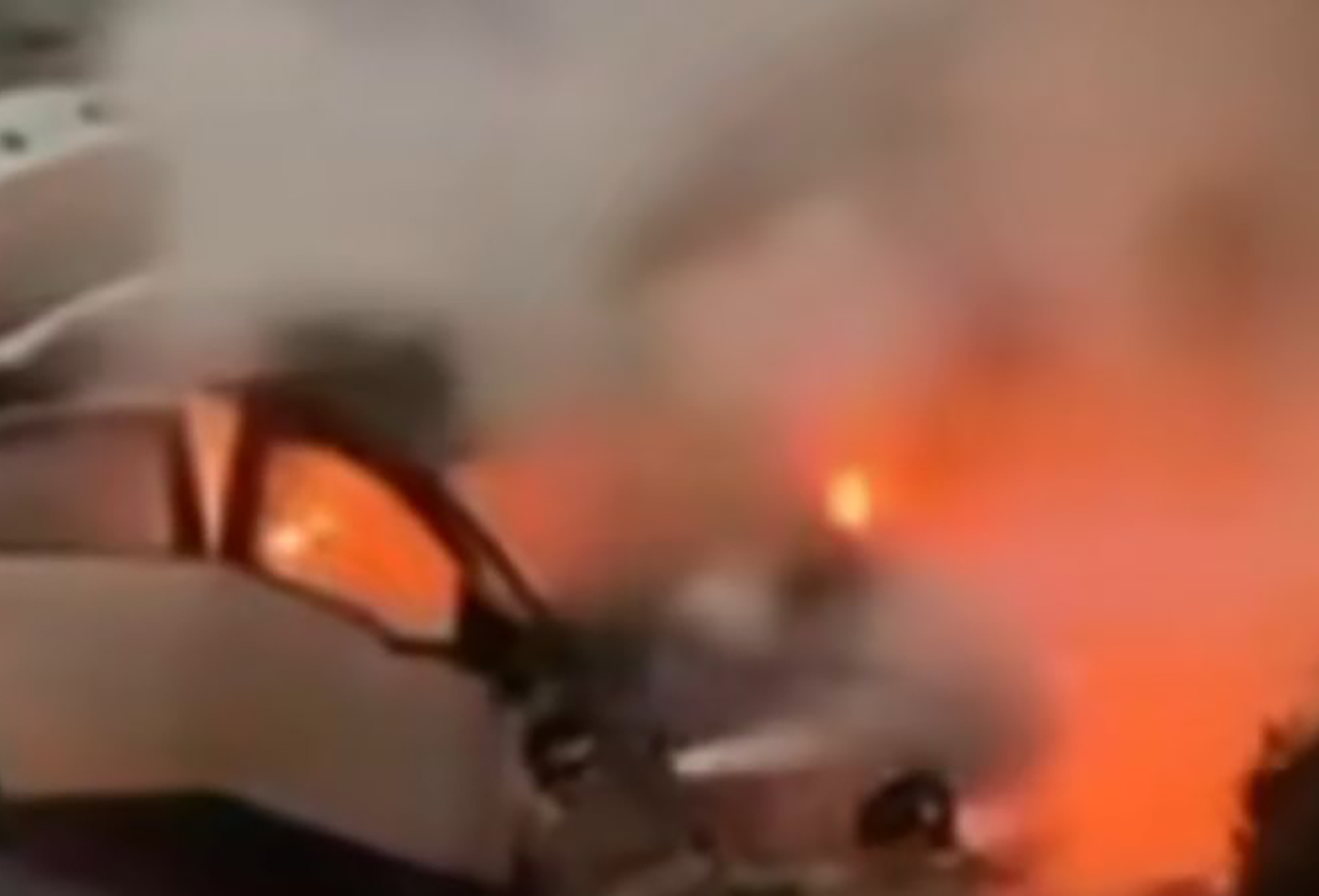 Bombeiros controlam incêndio em carro em plena avenida central de Cabo Frio