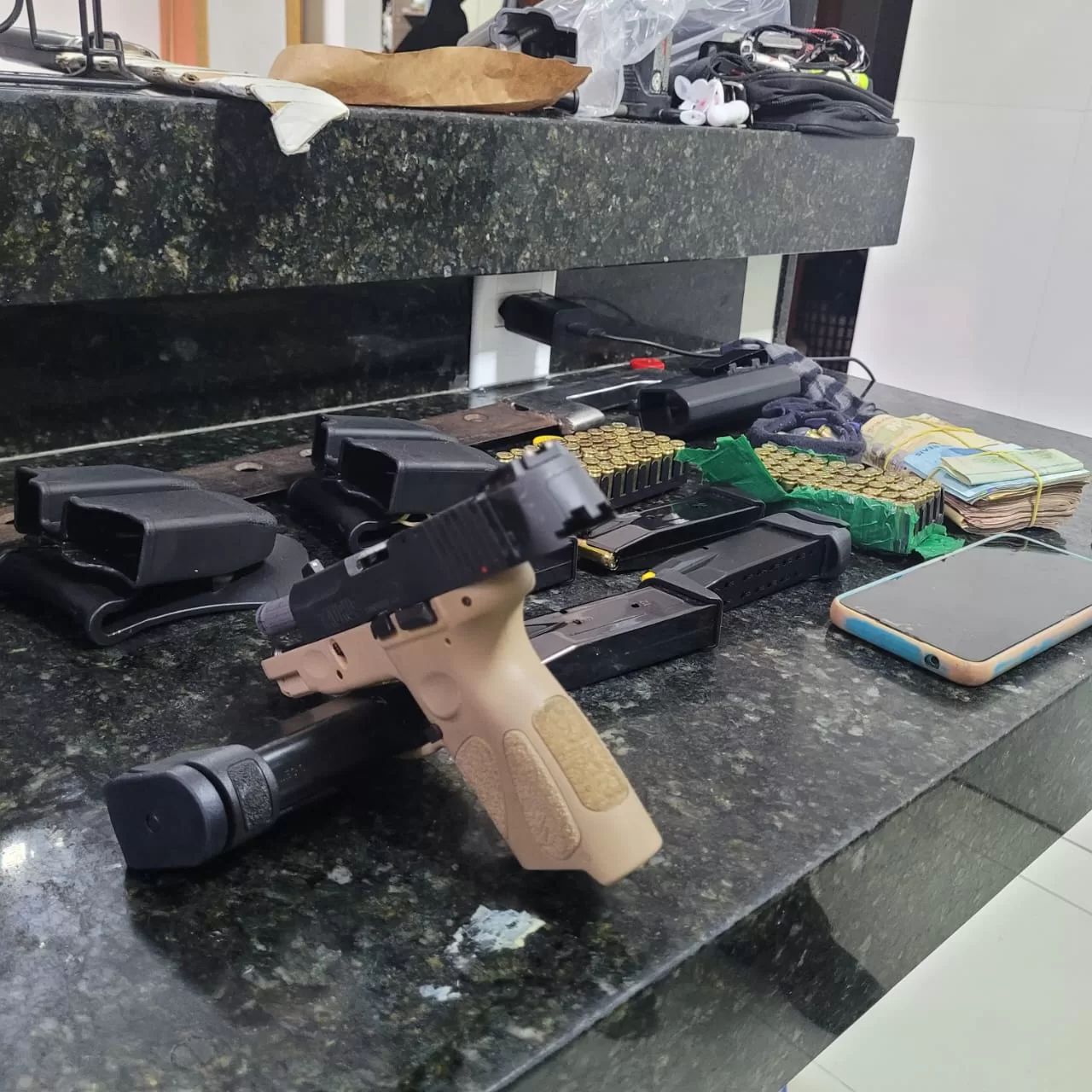 Tráfico, armas e celulares encontrados durante a Operação Maré Alta em Búzios