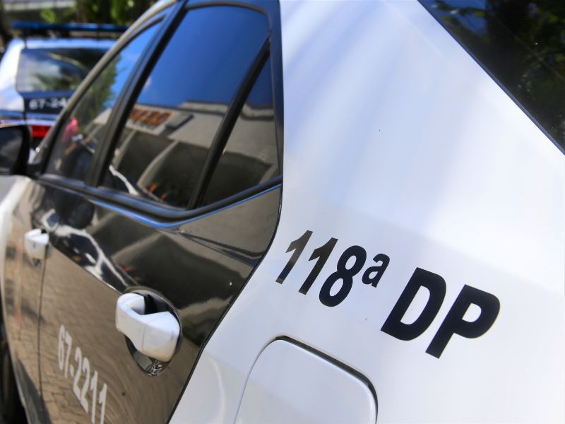 Polícia prende motorista alcoolizado depois de carro invadir loja em Araruama