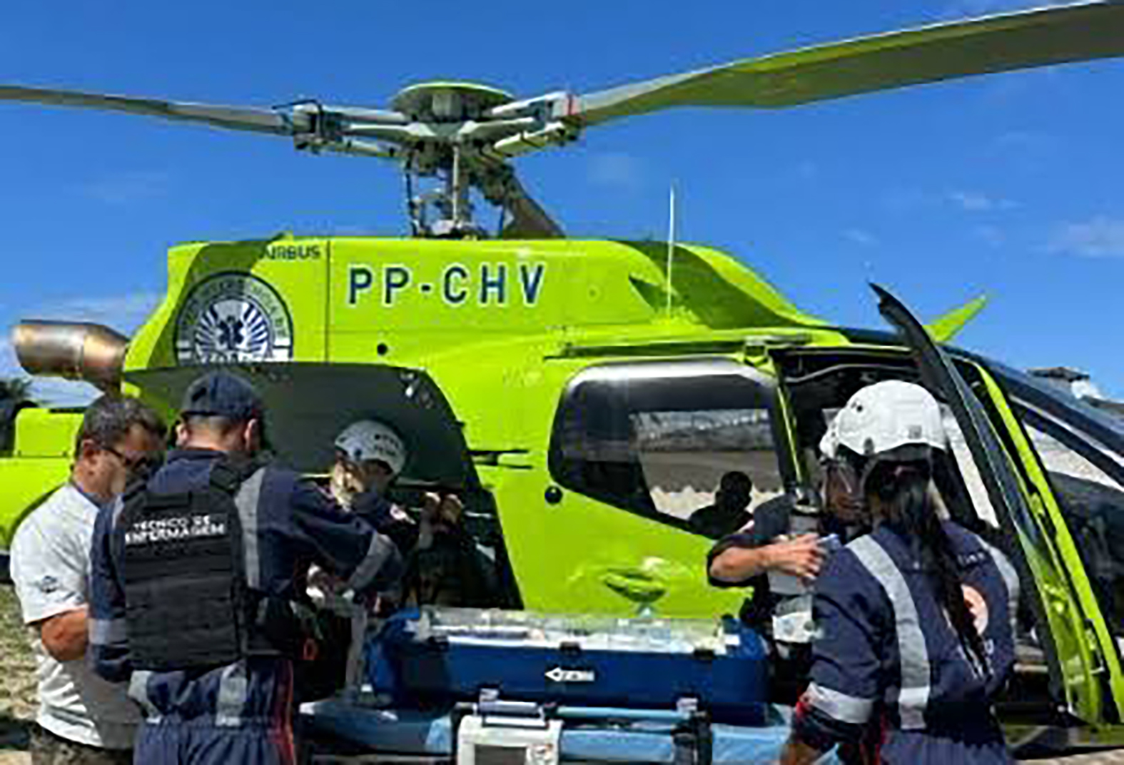 Bebê em estado grave é transferido de helicóptero de Cabo Frio para Niterói