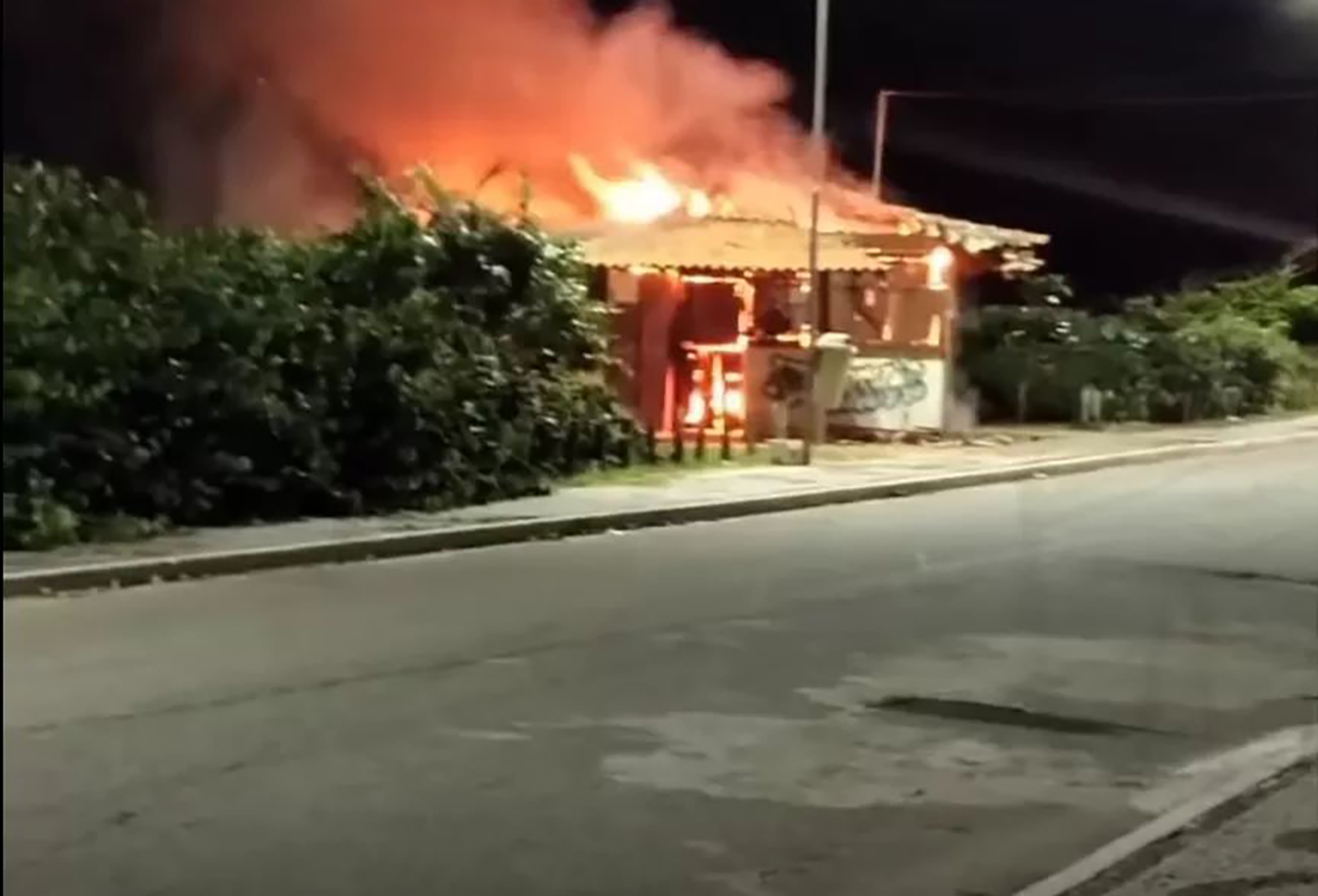 Incêndio destrói quiosque Kaliosks em Tamoios, Cabo Frio