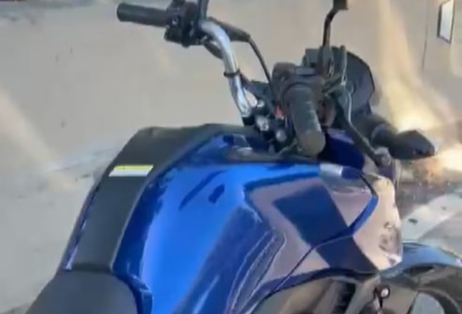 Motoboy de Rio das Ostras é assaltado ao sair de concessionária no Rio