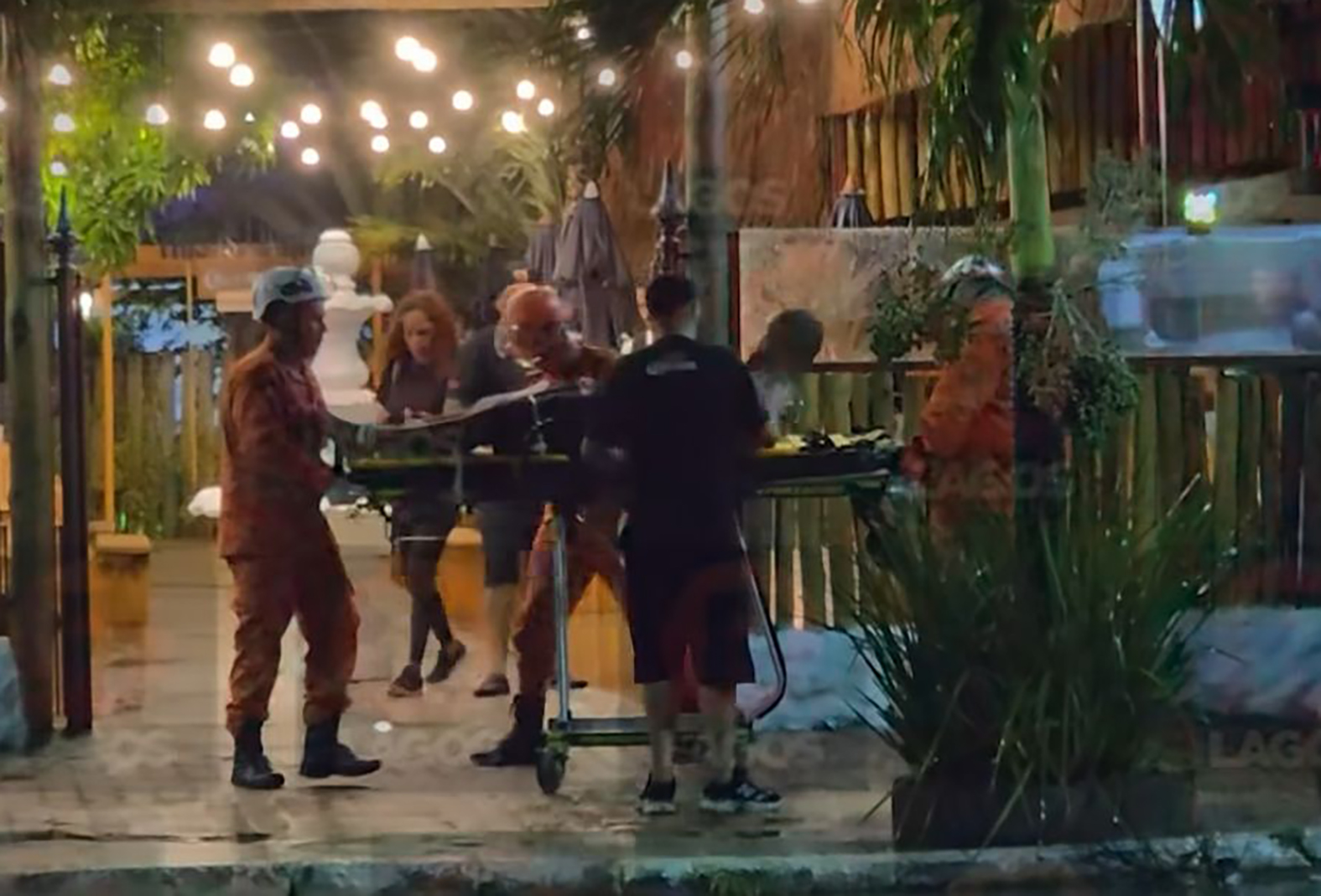 Homem descontrolado e alcoolizado é contido por bombeiros e levado ao hospital à força em Cabo Frio