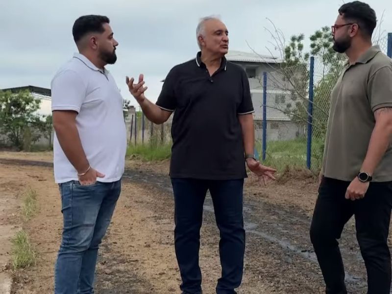 Carlos Augusto acompanha limpeza de equipamento público abandonado em Rio das Ostras