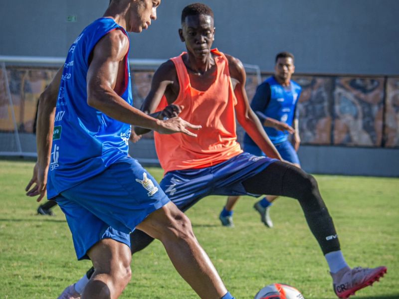 Araruama faz jogo-treino no Estádio Rei Pelé, em Araruama, pela 1ª em sua história