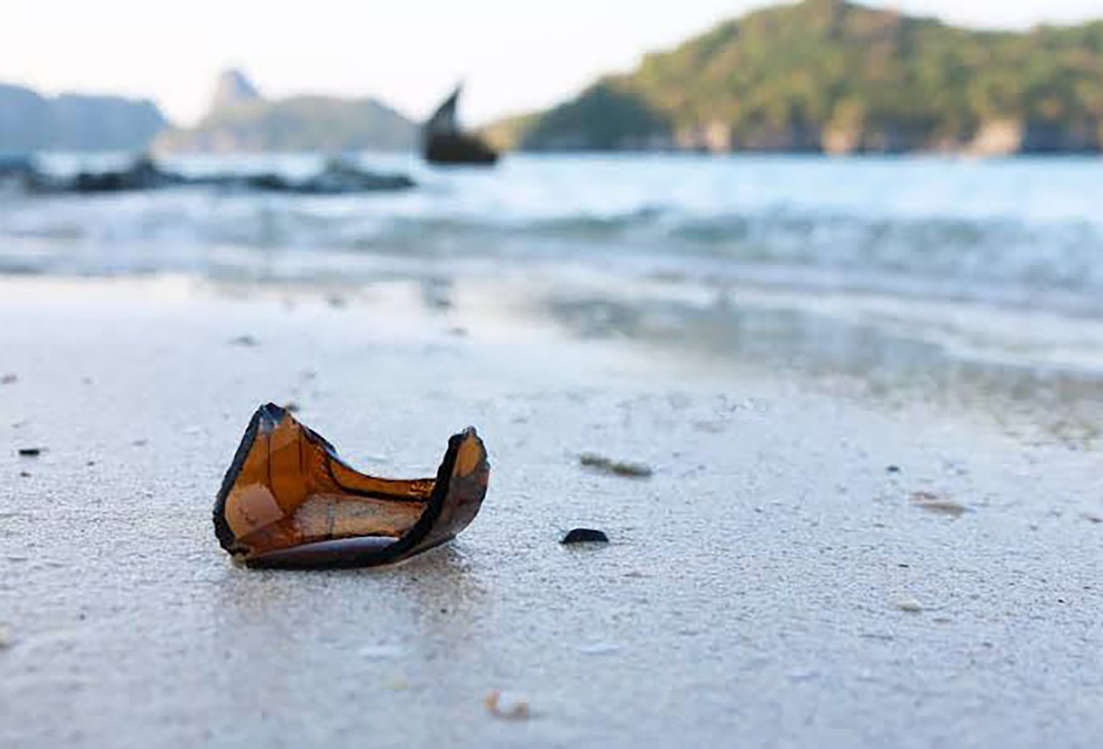 Prefeitura de Cabo Frio faz ação no feriado e resulta na retirada de 106 garrafas de vidro das praias