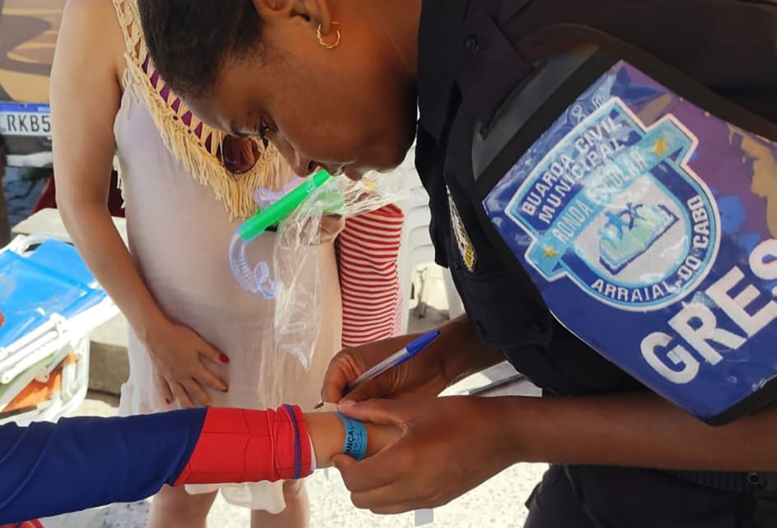 Arraial do Cabo distribui pulseiras para identificar crianças nas praias durante o feriadão de Páscoa