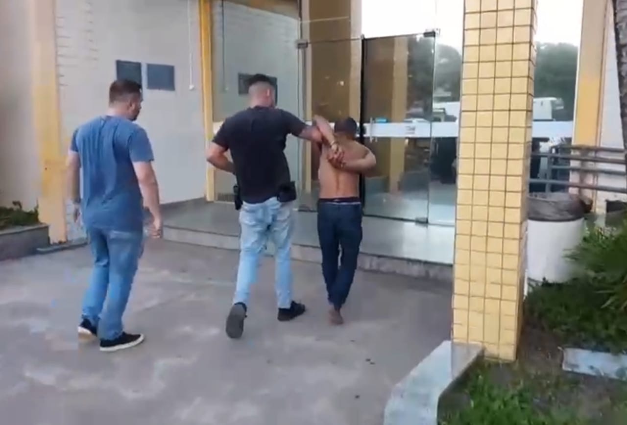 Homem que espancou e esfaqueou companheira é preso pela 128ª DP, em Rio das Ostras